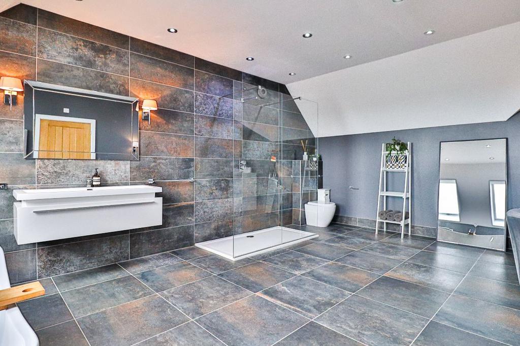 En-suite to bedroom 1 II