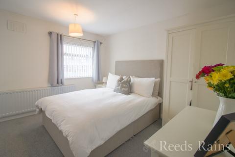 3 bedroom end of terrace house for sale, Romiley Road, Cheshire CH66