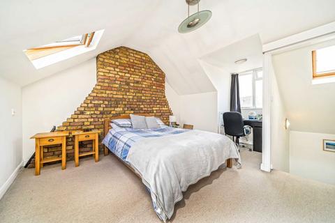 2 bedroom maisonette for sale, Russell Road, London SW19