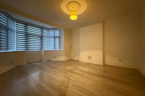 3 bedroom flat to rent, Seven Sisters Road, London