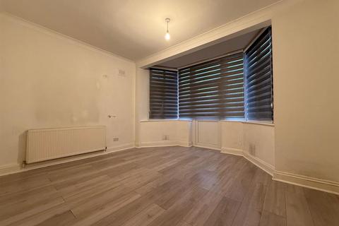 3 bedroom flat to rent, Seven Sisters Road, London