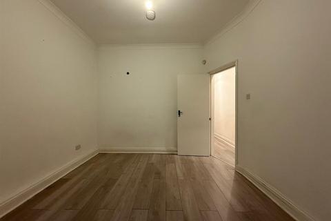 3 bedroom flat to rent, Seven Sisters Road, London