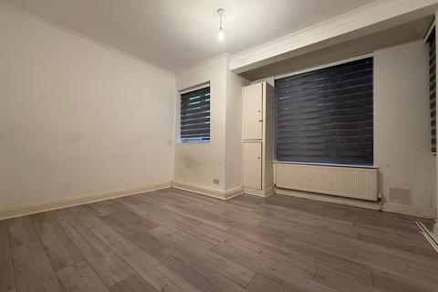 3 bedroom flat to rent, Seven Sisters Road, London