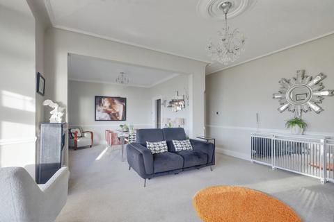 3 bedroom apartment for sale, Cliff Gardens, Leigh-on-sea, SS9