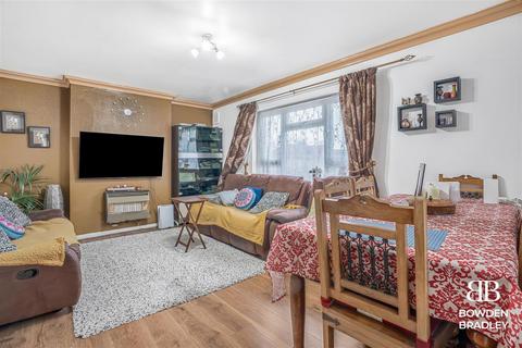 72 Hameway, London, E6 6HR