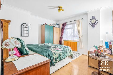 72 Hameway, London, E6 6HR