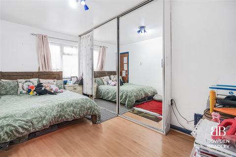 72 Hameway, London, E6 6HR