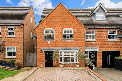 19 Newbery Close, Caterham, CR3 6GD
