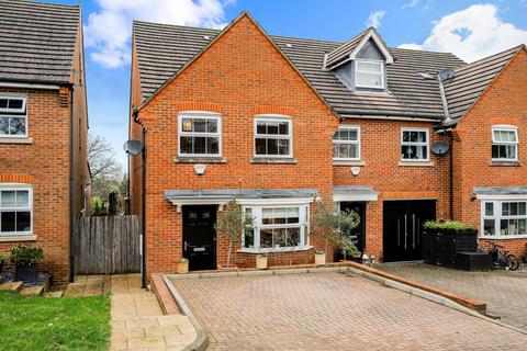 19 Newbery Close, Caterham, CR3 6GD
