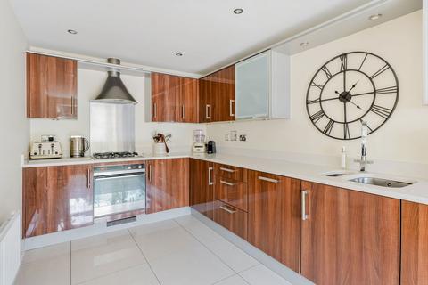 19 Newbery Close, Caterham, CR3 6GD