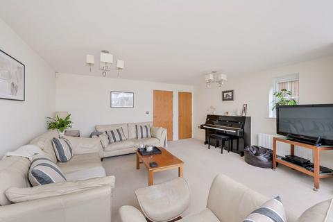 19 Newbery Close, Caterham, CR3 6GD