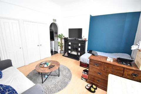 Studio to rent, Adelaide Road, Surbiton