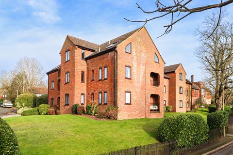 2 bedroom flat for sale, Bryant Court, Hollybush Lane, Harpenden, AL5 4BH