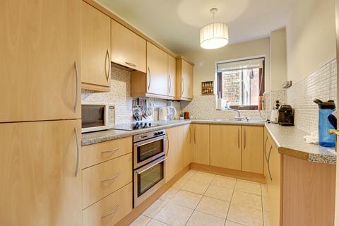 2 bedroom flat for sale, Bryant Court, Hollybush Lane, Harpenden, AL5 4BH