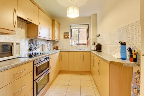 2 bedroom flat for sale, Bryant Court, Hollybush Lane, Harpenden, AL5 4BH