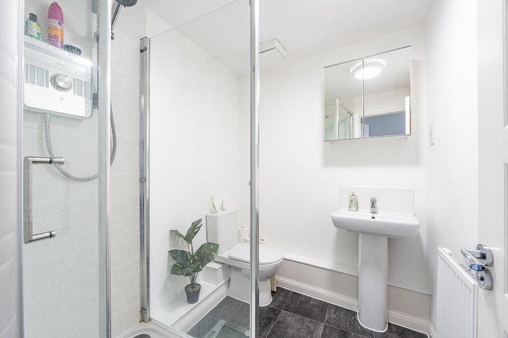 A modern and clean bathroom featuring a spaciou...