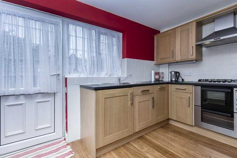 2 bedroom semi-detached house to rent, Peregrine Avenue, Morley