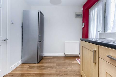 2 bedroom semi-detached house to rent, Peregrine Avenue, Morley