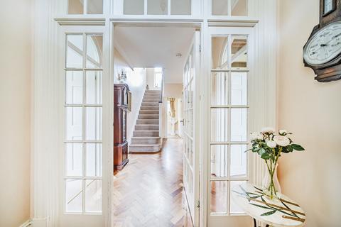 Leverton Broadwater Rise, Guildford, GU1 2LA