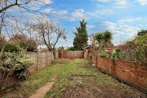 3 bedroom semi-detached house to rent, Hillside Crescent, Watford, WD19