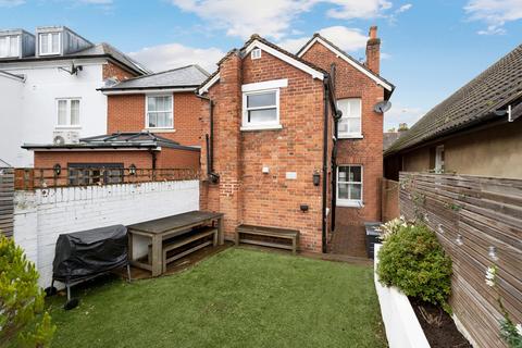21 Springfield Lane, Weybridge, KT13 8AW