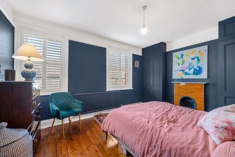 21 Springfield Lane, Weybridge, KT13 8AW
