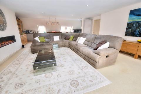 3 bedroom apartment for sale, Apartment 15, Dunstarn Court, Dunstarn Drive, Leeds, West Yorkshire