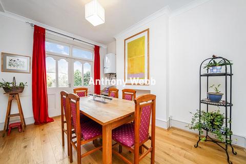 33 Radcliffe Road, London, N21 2SD