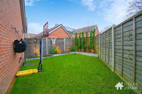 3 bedroom semi-detached house for sale, Lithgow Drive, Stanway