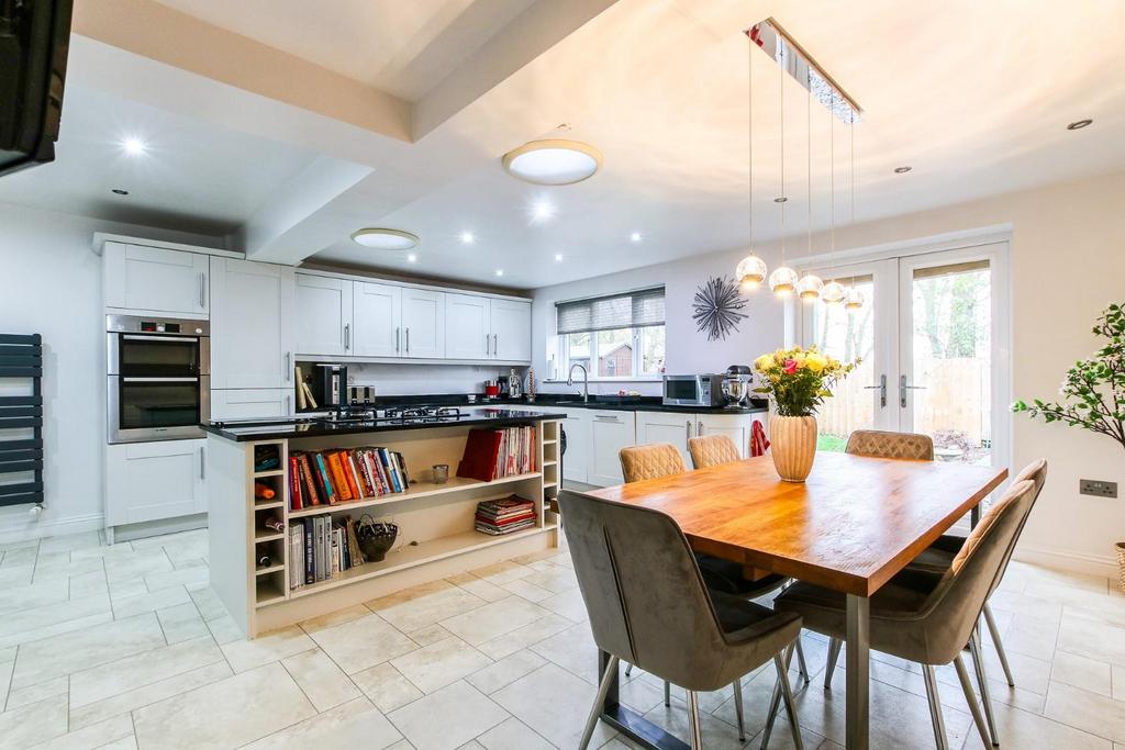 Kitchen / Dining Area