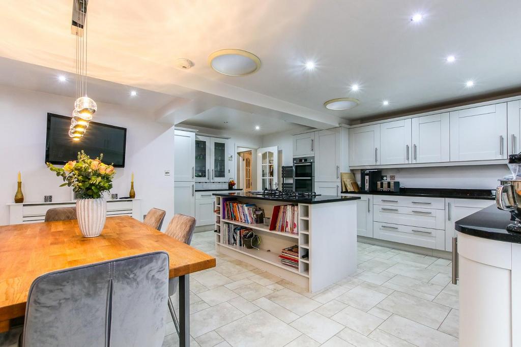 Kitchen / Dining Area