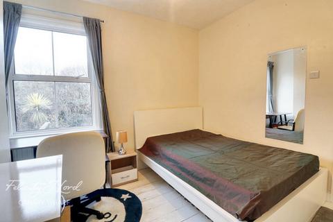 3 bedroom terraced house to rent, Cahir Street, LONDON