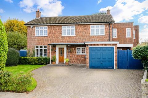 15 Wallace Fields, Epsom, KT17 3AX