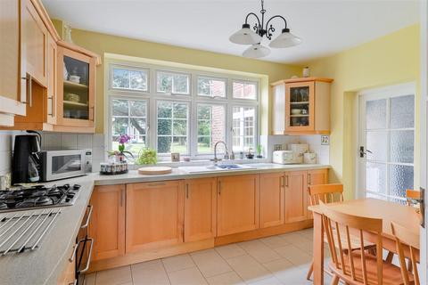 15 Wallace Fields, Epsom, KT17 3AX