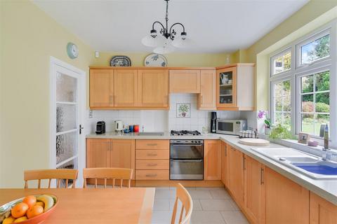 15 Wallace Fields, Epsom, KT17 3AX