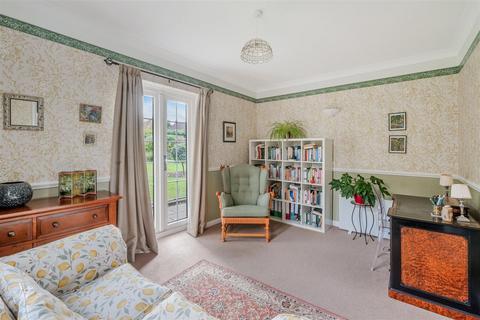 15 Wallace Fields, Epsom, KT17 3AX