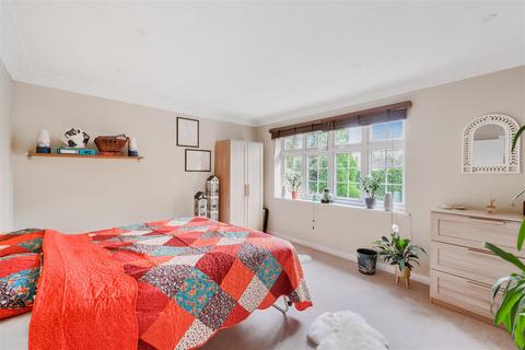15 Wallace Fields, Epsom, KT17 3AX