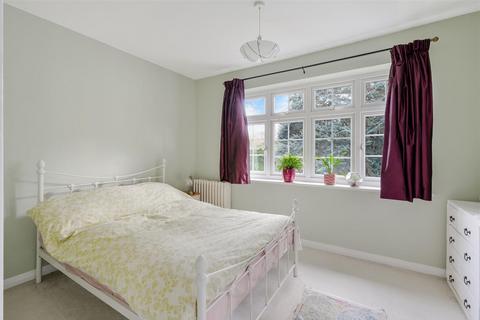 15 Wallace Fields, Epsom, KT17 3AX