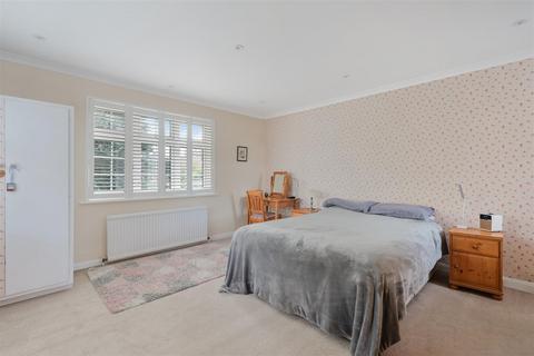 15 Wallace Fields, Epsom, KT17 3AX