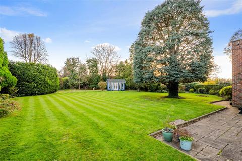 15 Wallace Fields, Epsom, KT17 3AX