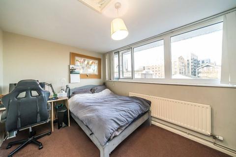 2 bedroom flat to rent, Shoreham Close, London SW18