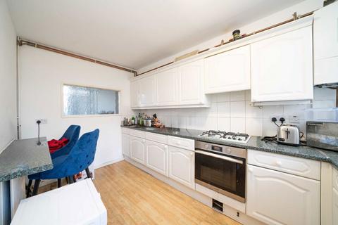 2 bedroom flat to rent, Shoreham Close, London SW18