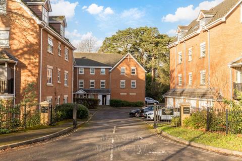 2 bedroom ground floor flat for sale, Worth Park Avenue, Crawley RH10