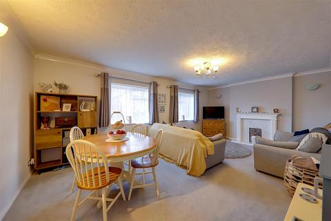 2 bedroom flat for sale, Bulkington Avenue, Worthing