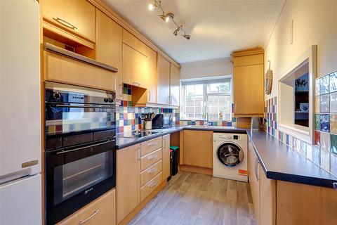 2 bedroom flat for sale, Bulkington Avenue, Worthing