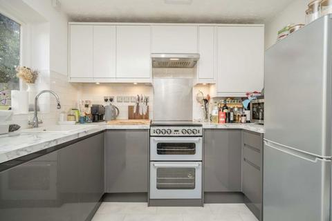 2 bedroom flat to rent, Waterman Way, London E1W