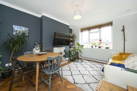 3 bedroom flat to rent, Whiston Road, London E2