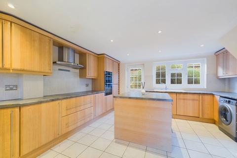 1 Cottingham Avenue, Horsham, RH12 5HU