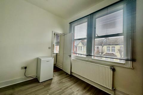 Studio to rent, Pitcarn road, Mitcham, Tooting, London CR4 3LL