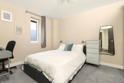 2 bedroom flat for sale, High Road, London N20